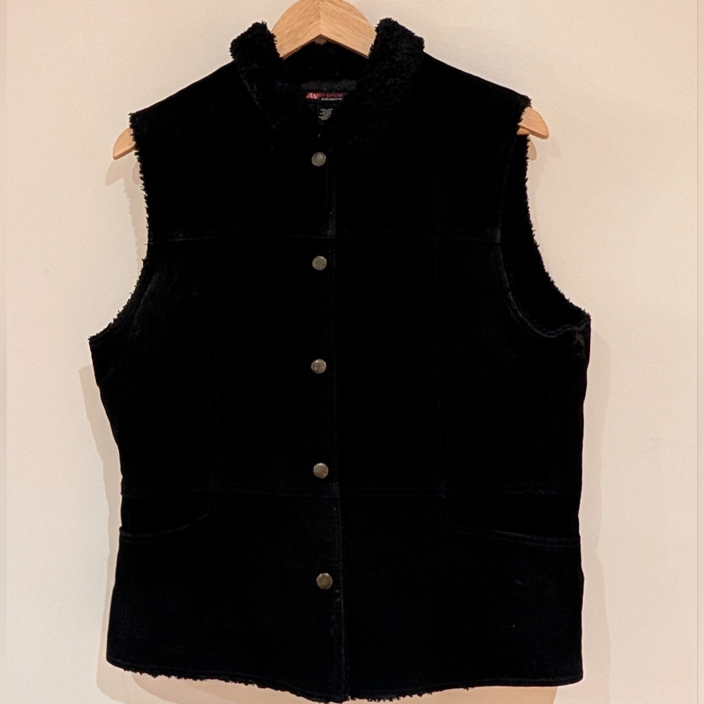 Women's Black Sleeveless Reversible Vest